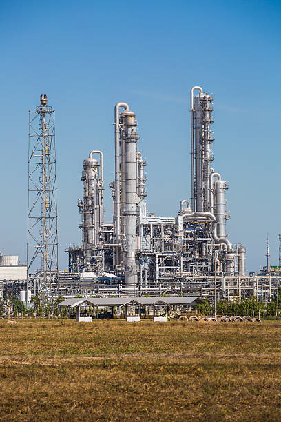 istock Refinery tower fo oil and refinery plant 517539732