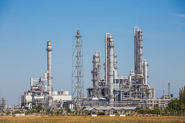 istock Refinery tower fo oil and refinery plant 517539970
