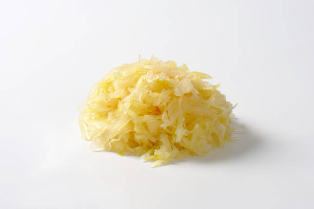 pila de col fermentada en salmuera - sauerkraut cabbage vegetable white cabbage fotografías e imágenes de stock