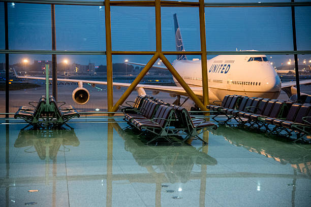 aereo sull'aeroporto internazionale di pechino - wing airplane boeing 737 jet foto e immagini stock