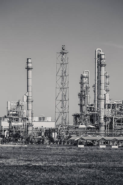 istock Refinery tower fo oil and refinery plant 517547308