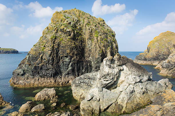 Rocks next to Mullion Cove harbour Cornwall UK Mullion Cove Cornwall UK the Lizard peninsula Mounts Bay near Helston within the Cornwall Area of Outstanding Natural Beauty mullion cove stock pictures, royalty-free photos & images