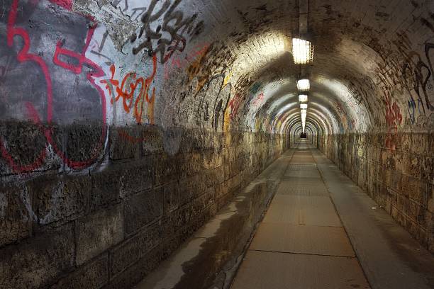 tunnel - road long dirt footpath photos et images de collection