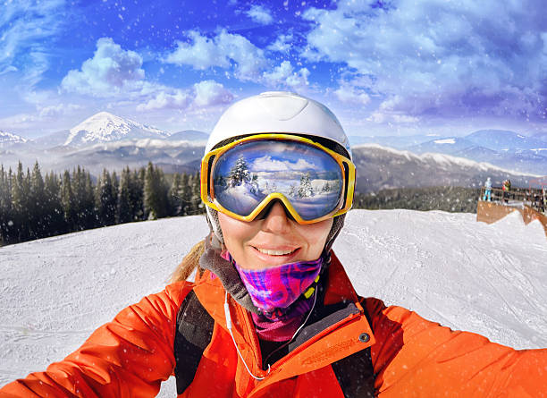 retrato de mujer en las montañas carpathian, bukovel - snowboarding snowboard women teenager fotografías e imágenes de stock