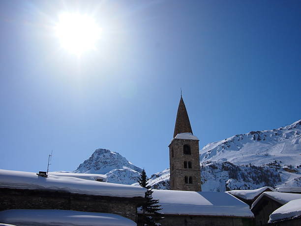 снежные альпы церковь - val disere стоковые фото и изображения