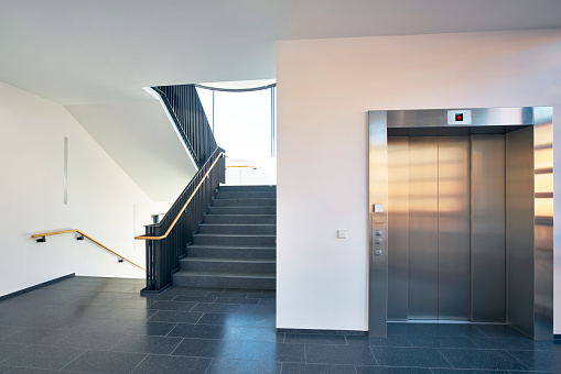 Moderno edificio de la ventana ascensor de escalera photo