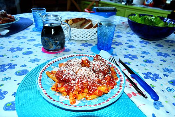 pausa pranzo - penne rigatoni pasta tomato pasta zdjęcia i obrazy z banku zdjęć