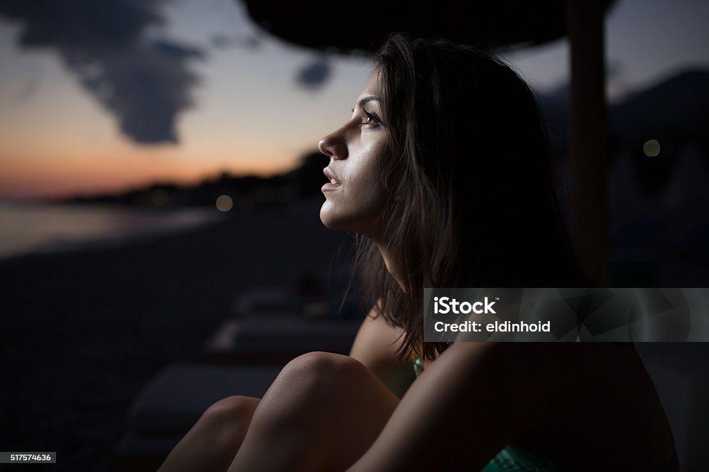 Frente al mar, del horizonte con una luna Eclipse.Stargazing, sol Eclipse. Luz de la luna. Salida del sol - Foto de stock de Mujeres libre de derechos