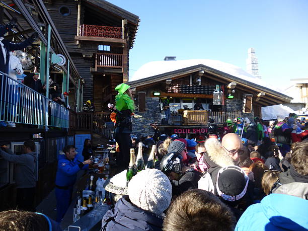 partei auf der piste - apres ski ski restaurant mountain stock-fotos und bilder