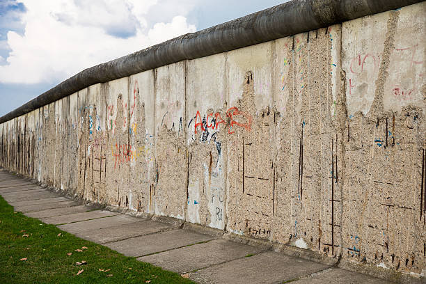 muro di berlino, germania - east germany berlin germany graffiti wall foto e immagini stock