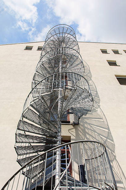 escalier en colimaçon - staircase curve spiral staircase chrome photos et images de collection