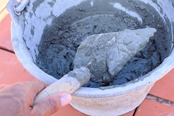 istock Trowel with wet cement for masonry. 517582792