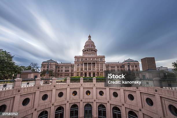 Texas Zustand Capitol Gebäude Mit Dramatische Wolken Bewegen Stockfoto und mehr Bilder von Kapitol - Capitol Hill