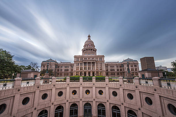 edificio del capitolio del estado de texas con un espectacular nube movimiento - texas state flag texas dome austin texas fotografías e imágenes de stock