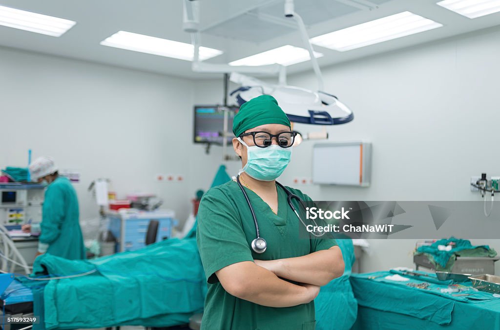 Macho cirujano listo para funcionamiento - Foto de stock de Asistencia sanitaria y medicina libre de derechos