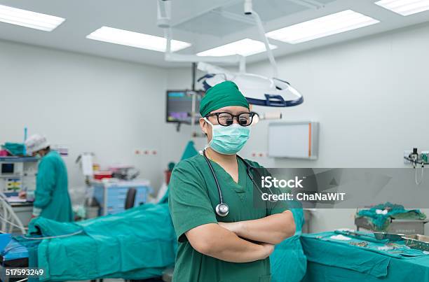 Macho Cirujano Listo Para Funcionamiento Foto de stock y más banco de imágenes de Asistencia sanitaria y medicina - Asistencia sanitaria y medicina, Cirugía, Cirujano