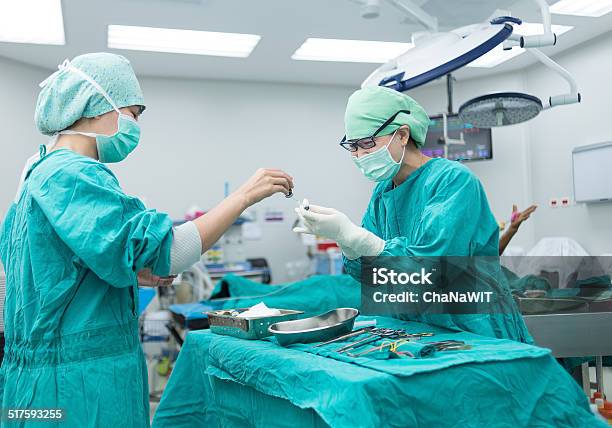 Exfoliación Médico Enfermera Preparar La Solución Para La Cirugía Foto de stock y más banco de imágenes de Cirugía