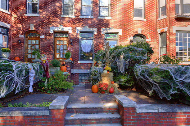 brooklyn townhouses оформленный для хэллоуин, нью-йорк. - brooklyn row house townhouse house стоковые фото и изображения