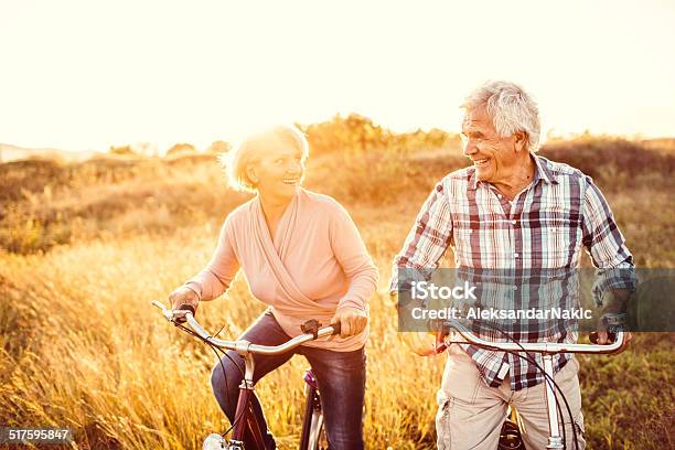 Aktive In Den Besten Jahren Stockfoto und mehr Bilder von Alter Erwachsener - Alter Erwachsener, Natur, Älteres Paar