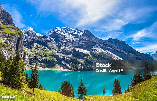 のパノラマに広がる眺めをもつ Oeschinensee Oeschinen 湖の Bernesoberla - スイスのストックフォトや画像を多数ご用意