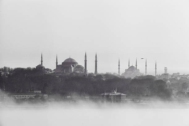 blick auf istanbul in nebel - islam fotos stock-fotos und bilder