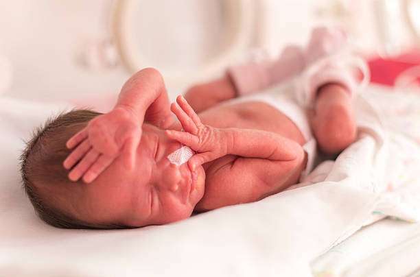 prematuro neonato bambina - premature foto e immagini stock