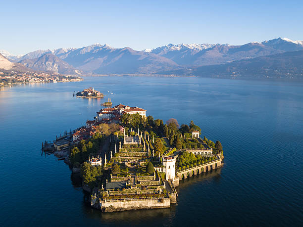 isla bella en lago maggiore vista de pájaro - islas borromeas fotografías e imágenes de stock