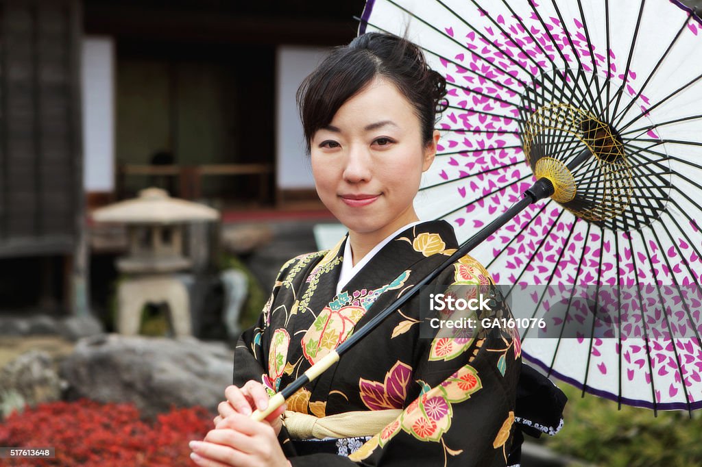 Donna Con Ombrello In Kimono Giapponese Tradizionale Casa Contro -  Fotografie stock e altre immagini di Adulto - iStock