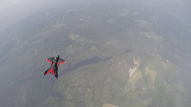 parachutisme en norvège - wingsuit photos et images de collection