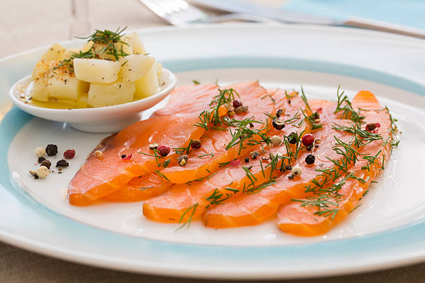salmão defumado e ingredientes em um prato na mesa - gravlax - fotografias e filmes do acervo