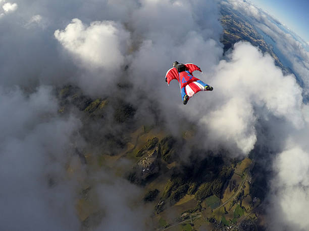 parachutisme en norvège - wingsuit photos et images de collection