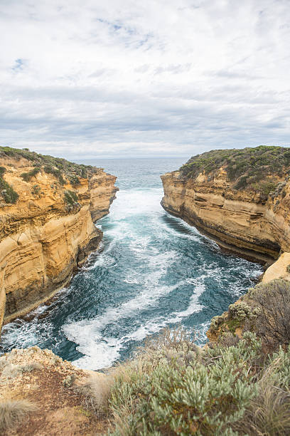 wielki ocean road wapień klify i zatokę - london arch great ocean road cliff australia zdjęcia i obrazy z banku zdjęć