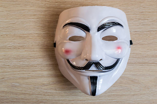 ragazzo fawkes maschera su sfondo in legno - occupy movement foto e immagini stock