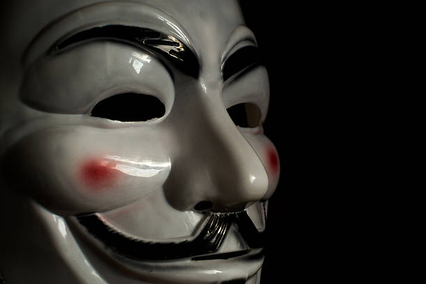 ragazzo fawkes maschera su sfondo in legno - occupy movement foto e immagini stock