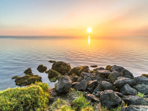 rocky plaży o zachodzie słońca, puget sound alki beach, seattle, stany zjednoczone ameryki - alki beach zdjęcia i obrazy z banku zdjęć