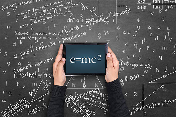 einstein formule e = mc2 sur tablette numérique - mc2 photos et images de collection