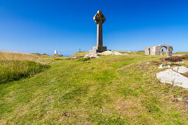 кельтский крест на лландуйне остров, англси - wales stone cross religion стоковые фото и изображения