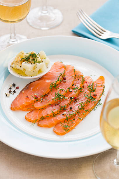 saumon fumé et les ingrédients dans la plaque à table - salmon fillet gravlax dill photos et images de collection