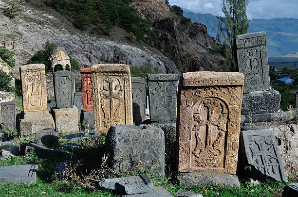 묘지 니어 앤시언트 srbanes 수도원 in 아르메니아에 - cemetery monastery cross tomb 뉴스 사진 이미지