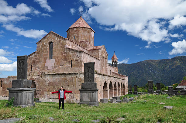 turista próximo odzun mosteiro na armênia - monkhood - fotografias e filmes do acervo