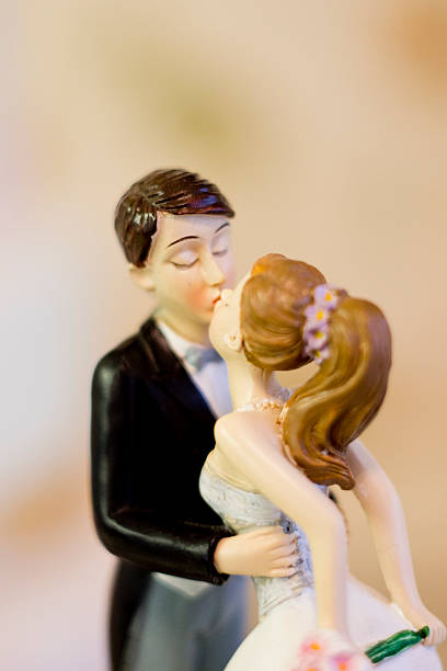 istock Kissing couple 517655806