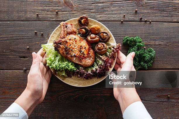 Foto de Comida Serve Garçom Serve Um Prato De Frango e mais fotos de stock de Prato - Prato, Mão humana, Comida