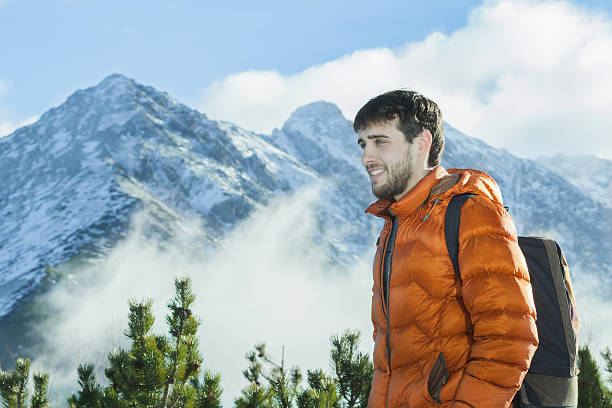 Alegre guía de las Montañas Rocosas que descansar al increíble paisaje de fondo. - foto de stock