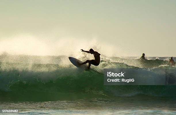 Young Surfista De Surf En La Playa De Bondi Foto de stock y más banco de imágenes de Surf - Surf, Olas rompientes, Australia