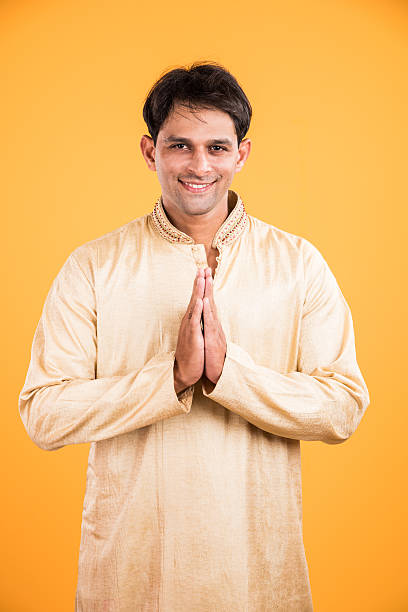 인도어 남자 namaskar 또는 예배인 자세 - kurta 뉴스 사진 이미지