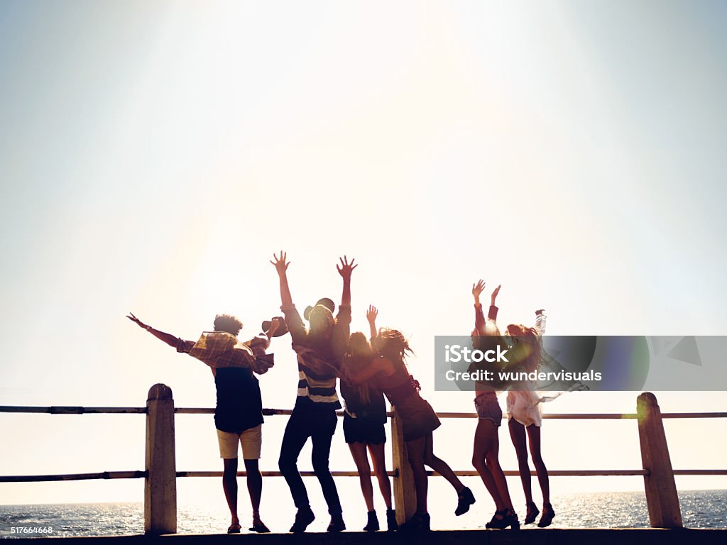 Group of hipster friends celebrating their vacations at the beach - Royaltyfri Tonåring Bildbanksbilder