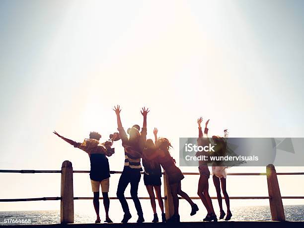 Group Of Hipster Friends Celebrating Their Vacations At The Beach-foton och fler bilder på Tonåring