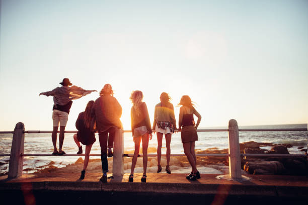 estilo boho amigos chegar à praia em uma estrada de viagem - summer vacations adolescence teenager - fotografias e filmes do acervo