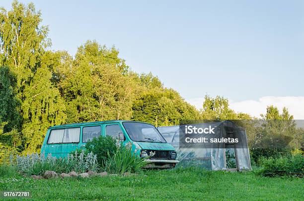 Foto de Miniônibus Estacionado Ao Lado Do Village Estufa Do Jardim e mais fotos de stock de Estufa