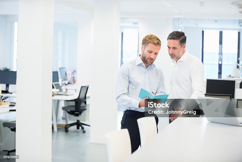 Geschäftsleute diskutieren im Büro-Broschüre - Lizenzfrei 30-34 Jahre Stock-Foto